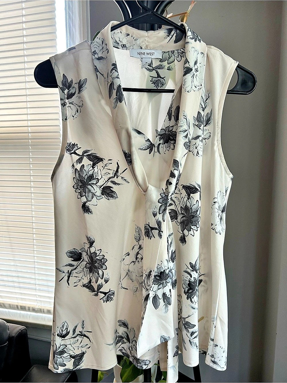 Nine West Floral Sleeveless Blouse Dark Blue Floral Print Size Medium